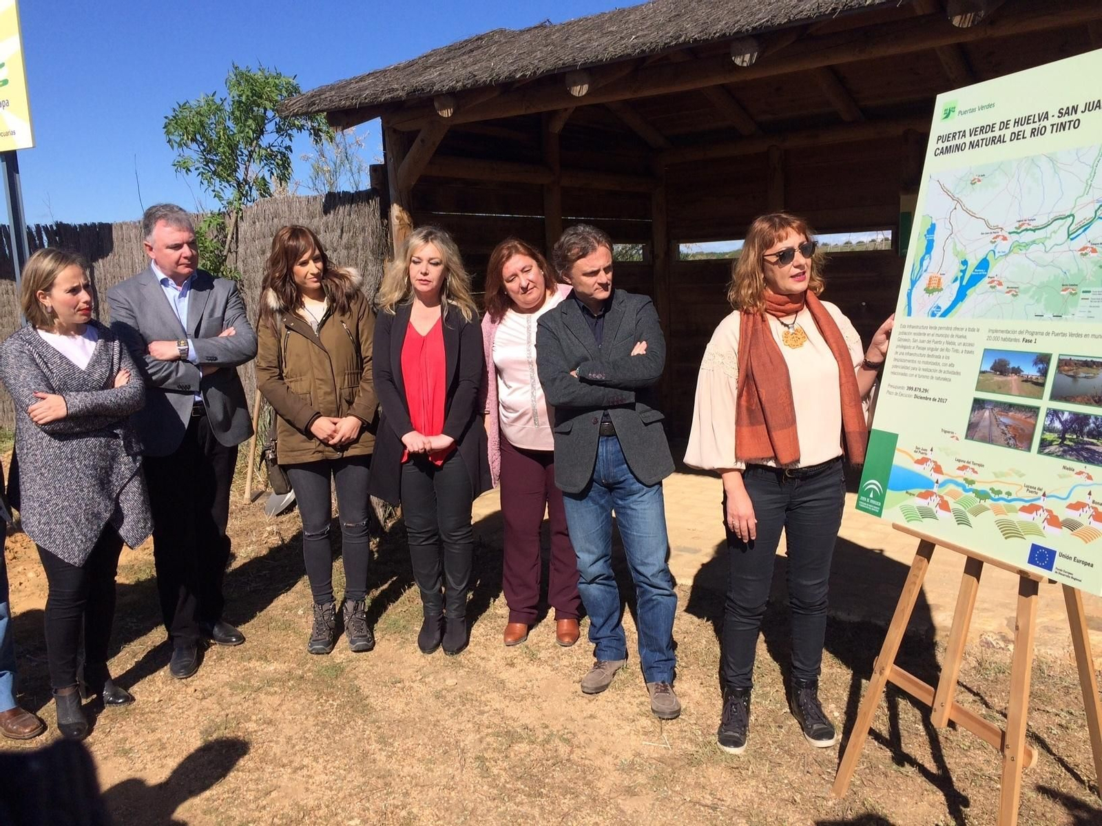 El consejero, delegados y alcaldesas atienden las explicaciones sobre el trazado de la vía verde.
