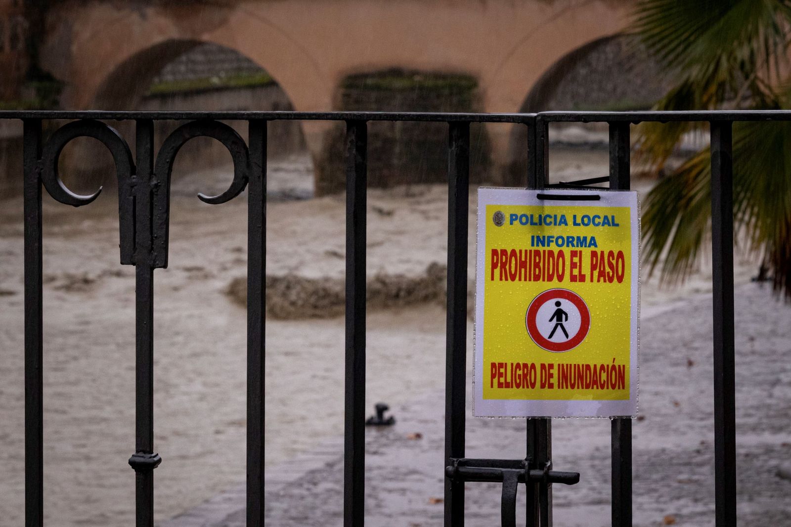 Cartel informativo alertando del peligro por la crecida del río.