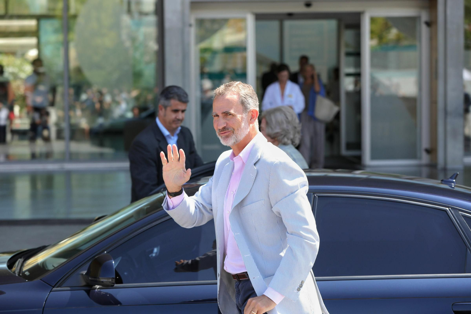 El rey Felipe VI saluda a la prensa tras bajar del coche. El rey Felipe VI saluda a la prensa tras bajar del coche.