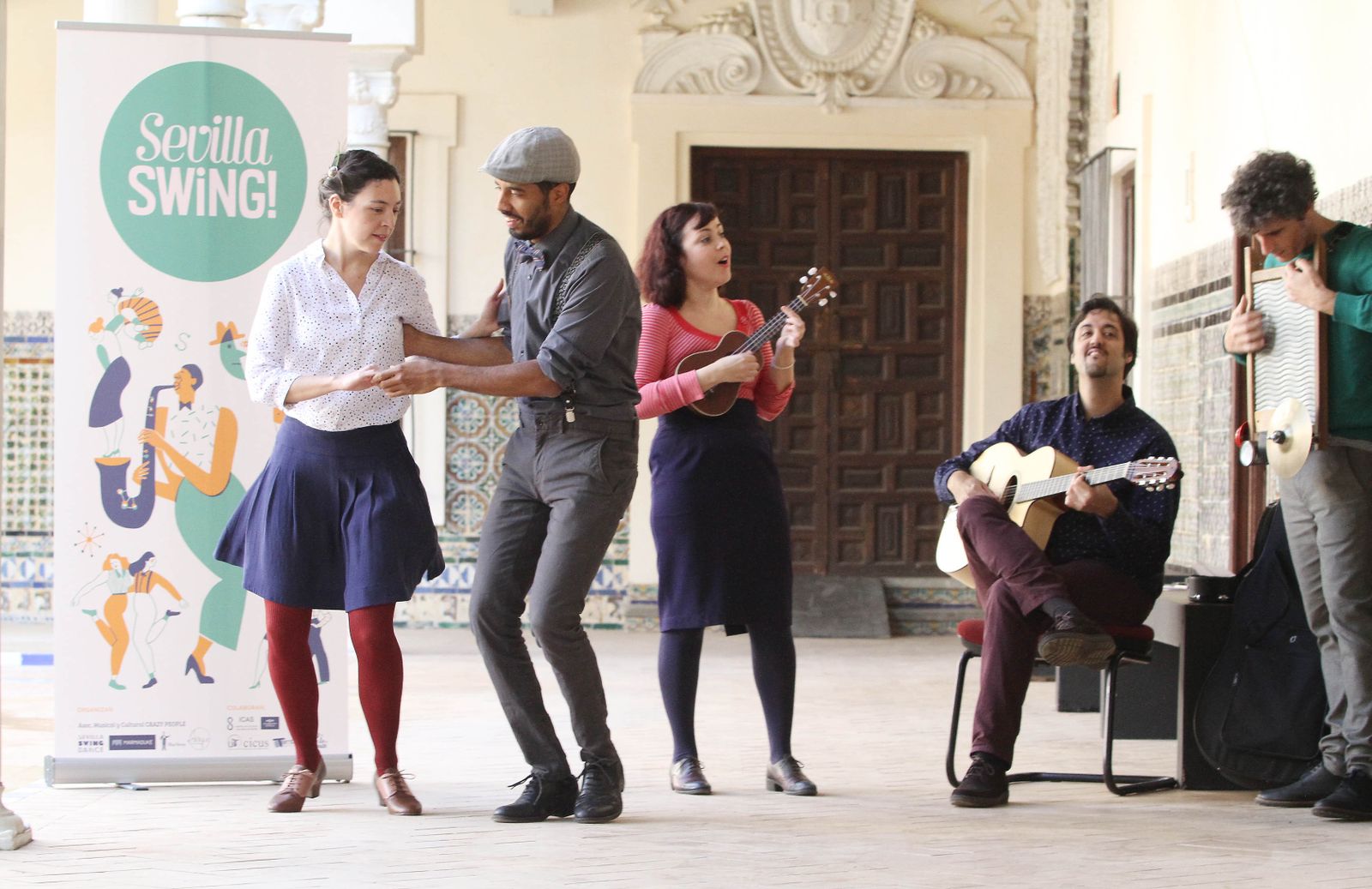 Teresa García y Samuel Rigal, ayer en Santa Clara bailando ante Paula Padilla, Matías Comino y Pablo Cabra de The DixieLab.