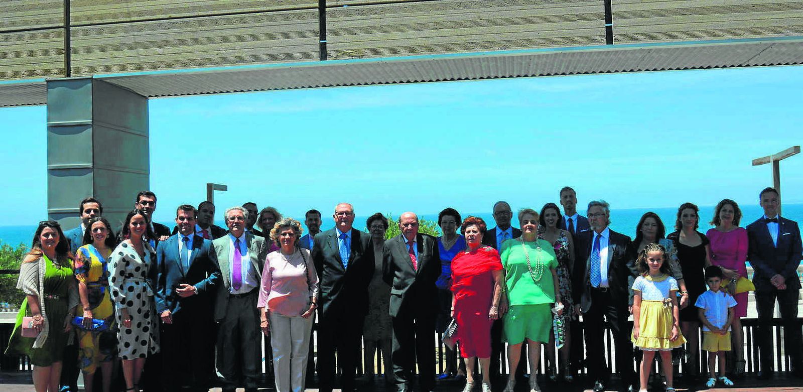 El matrimonio Toscano Ruiz, con el grupo de familiares que acudieron al almuerzo celebrado en el Hotel Atlántico, con motivo de sus bodas de oro matrimoniales.