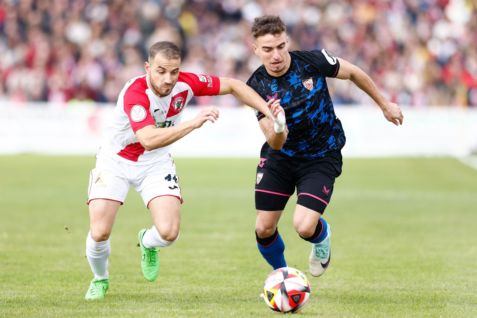 Pedrosa, muy activo toda la primera parte, se intenta ir de Álex Barrios.