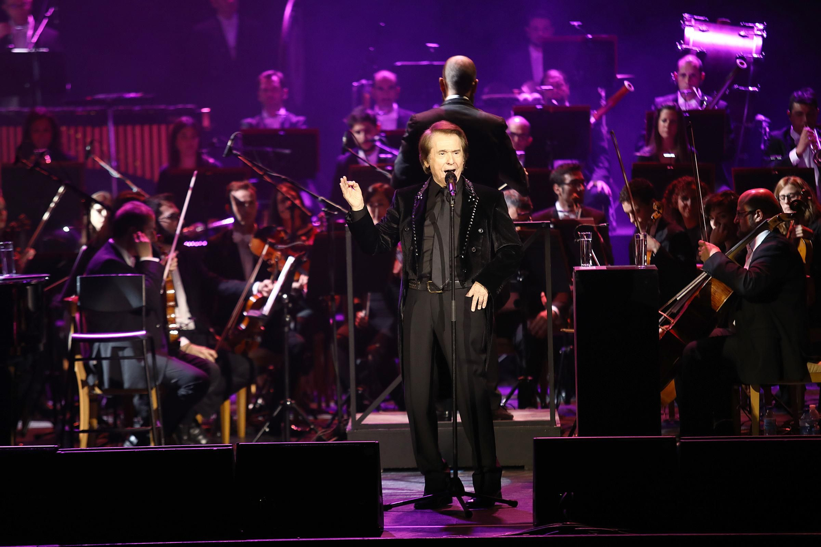 Raphael acompañado por los músicos de la Orquesta Sinfónica de Málaga, durante su concierto en el Gran Teatro Falla.