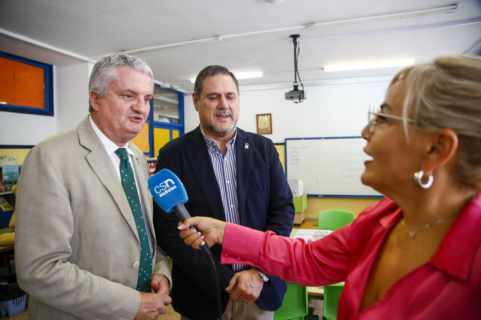 Las imágenes de la campaña de vacunación antigripal a los niños en el CEIP Adela Díaz de Almería