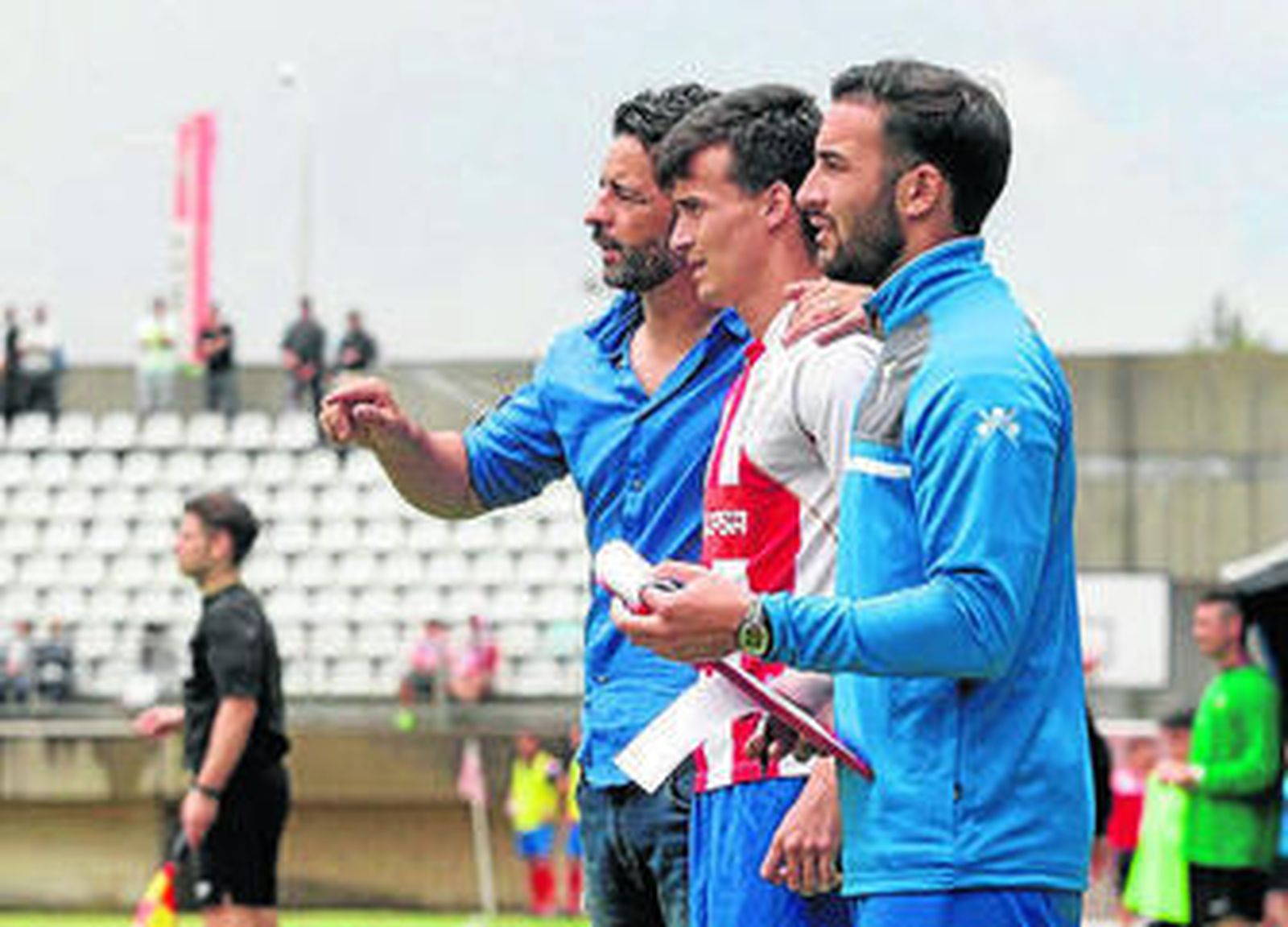 Mere habla con Javi Chico antes de darle entrada.