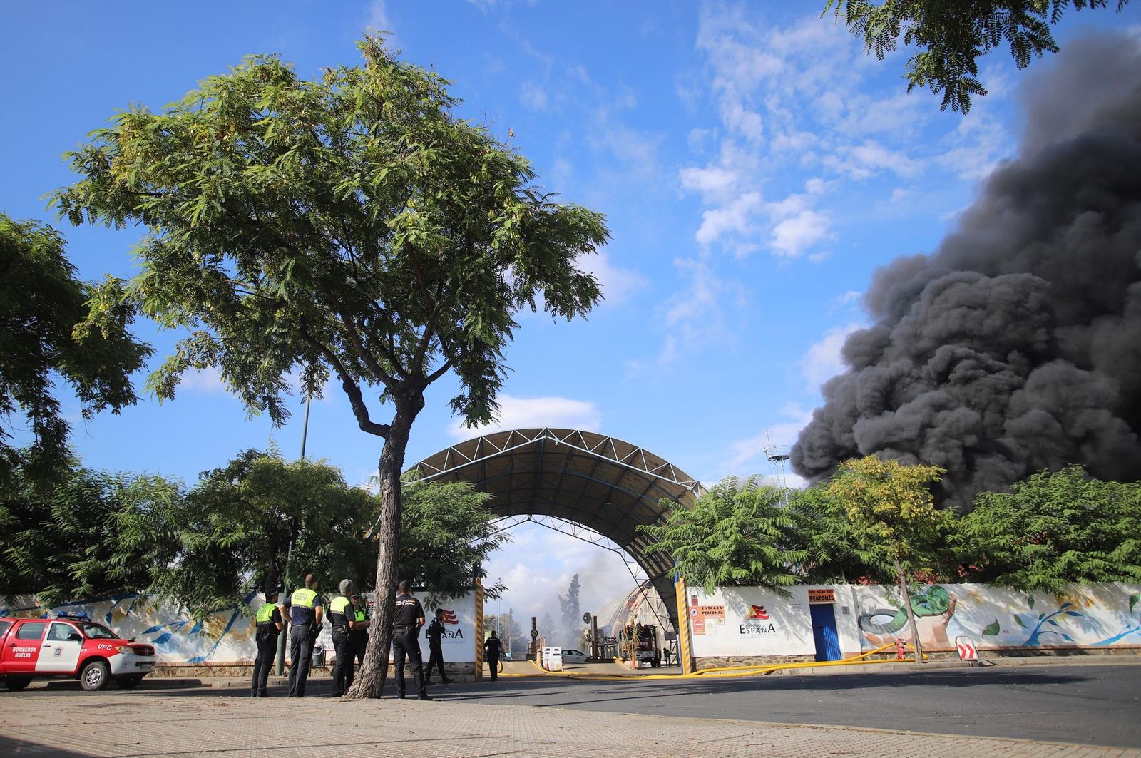 Imágenes del incendio en las instalaciones de Hierros España