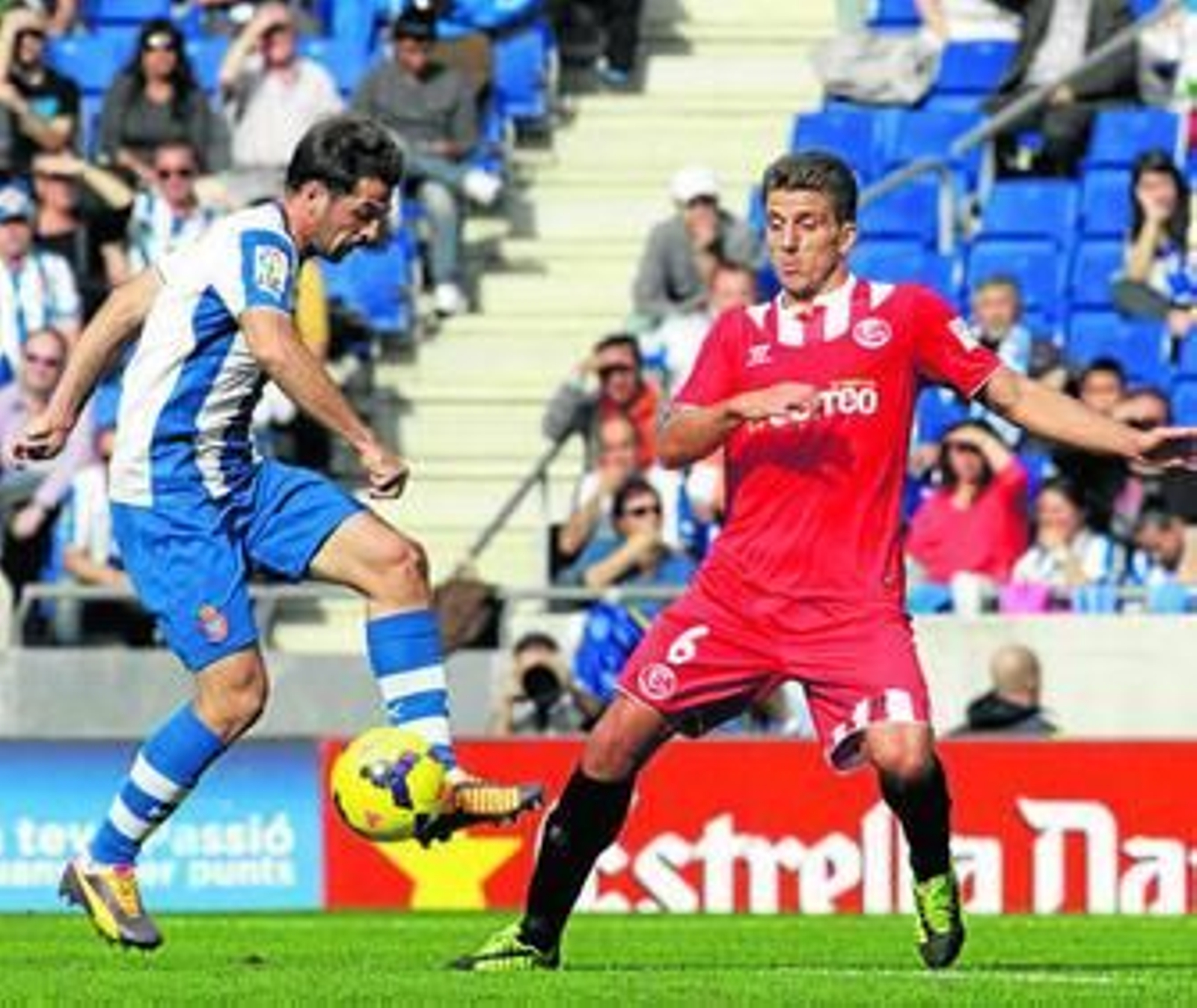 Rakitic, que jugó como mediapunta, persigue al espanyolista Abraham.