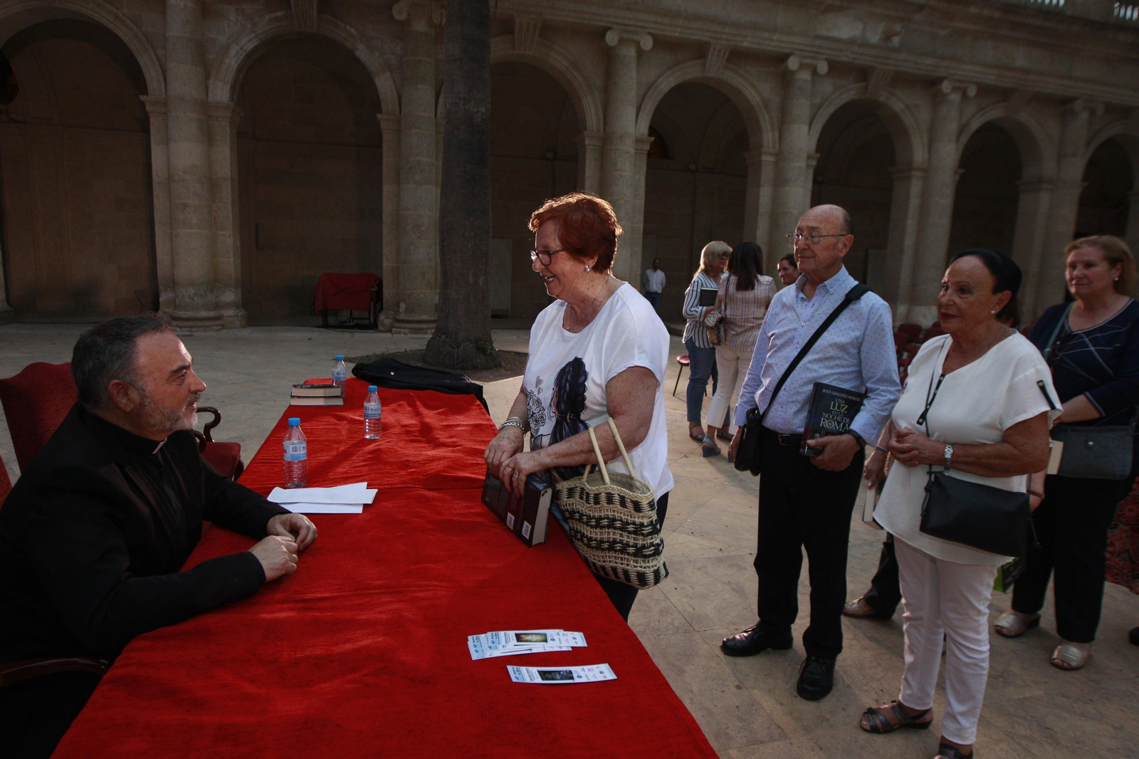 El escritor Jesús Sánchez Adalid, protagonista de Diario de los Libros, en la Catedral de Almería