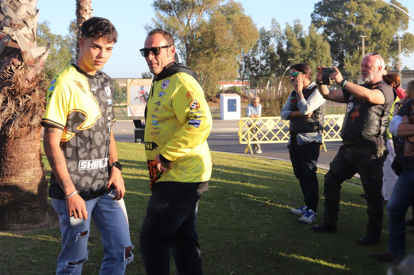 Imágenes del monumento a Súper Hugo en la rotonda frente al Nuevo Colombino