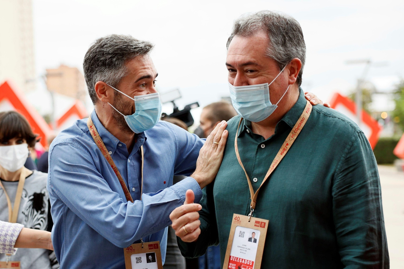 Felipe Sicilia saluda a Juan Espadas en el pasado congreso federal de Valencia.