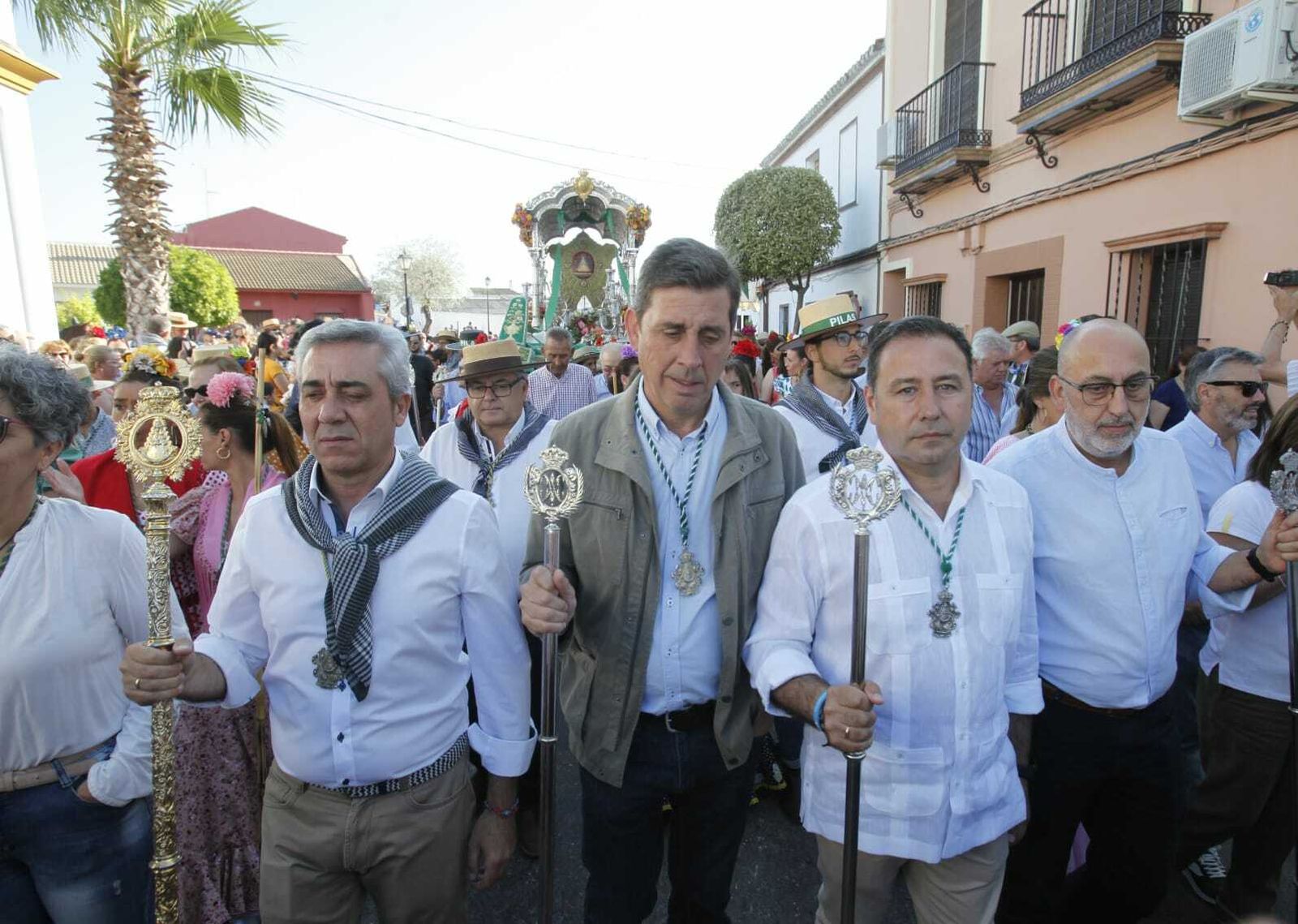 La salida de la Hermandad del Rocío de Pilas, en imágenes