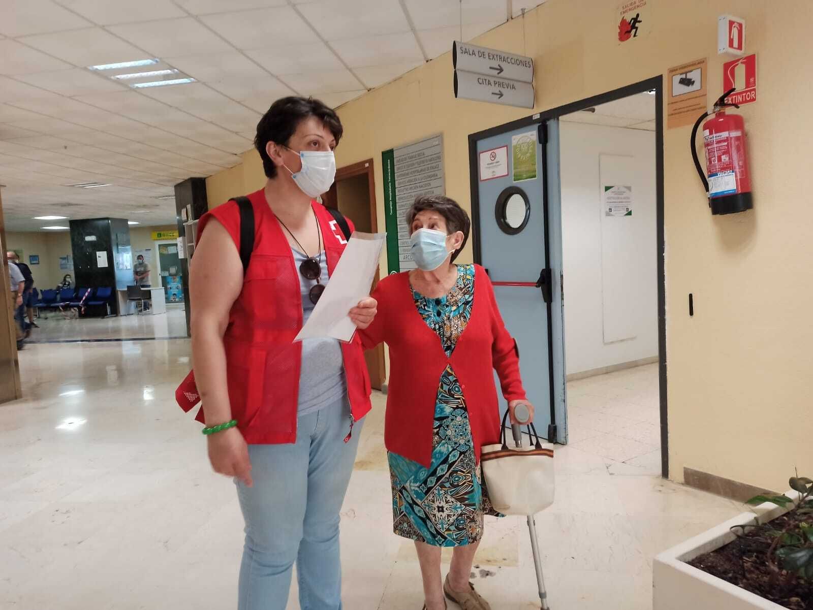 Cruz Roja acompaña a los mayores que viven solos al médico.