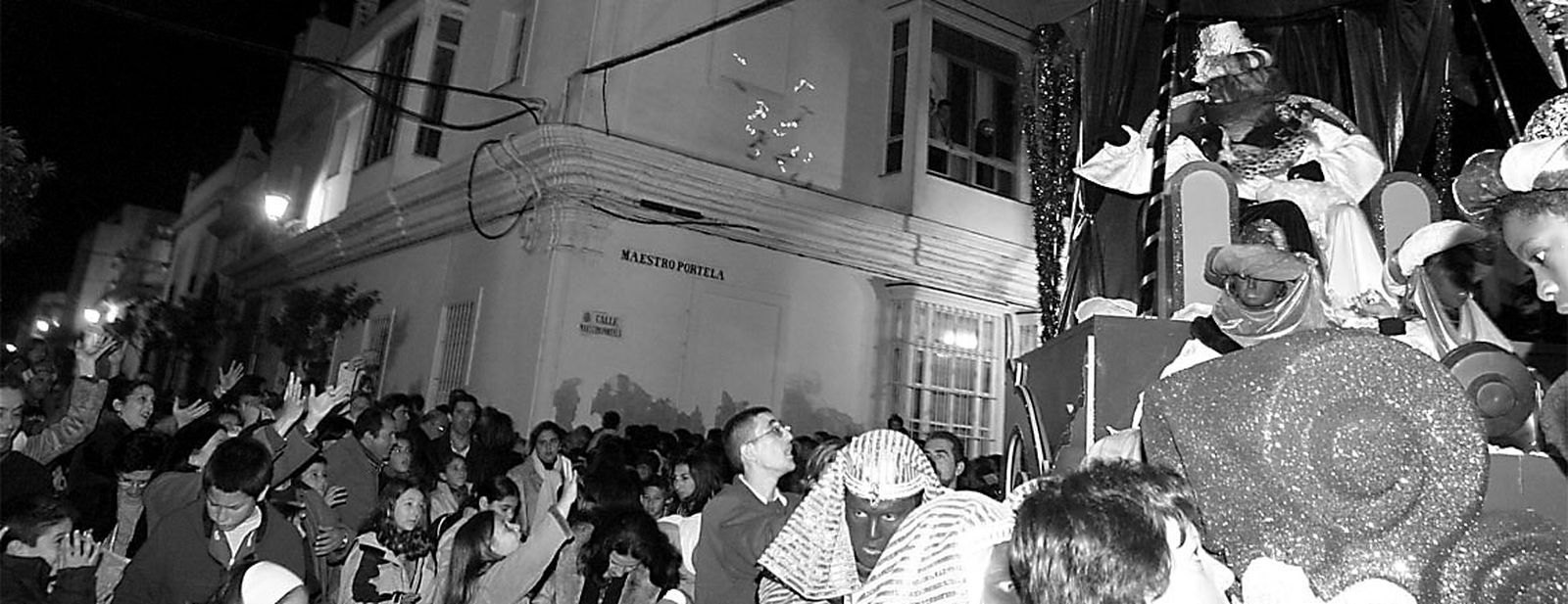 Cabalgata de la Ilusión de 2005 en San Fernando: el Rey Baltasar baja la calle Ancha