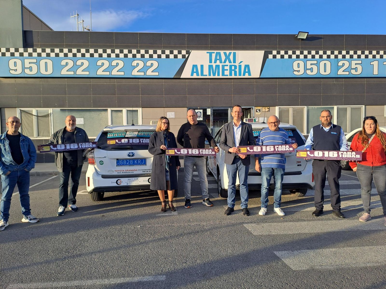 El subdelegado del Gobierno, José María Martín, ha hecho entrega de los distintivos a los taxistas.