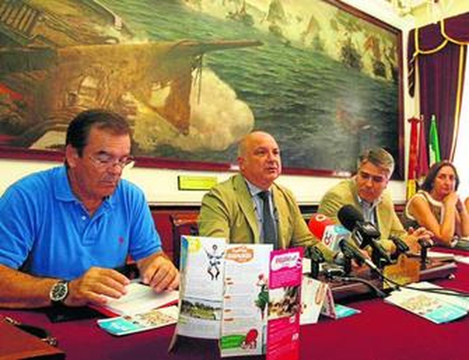 Las representaciones municipal y de Unicaja durante la rueda de prensa.