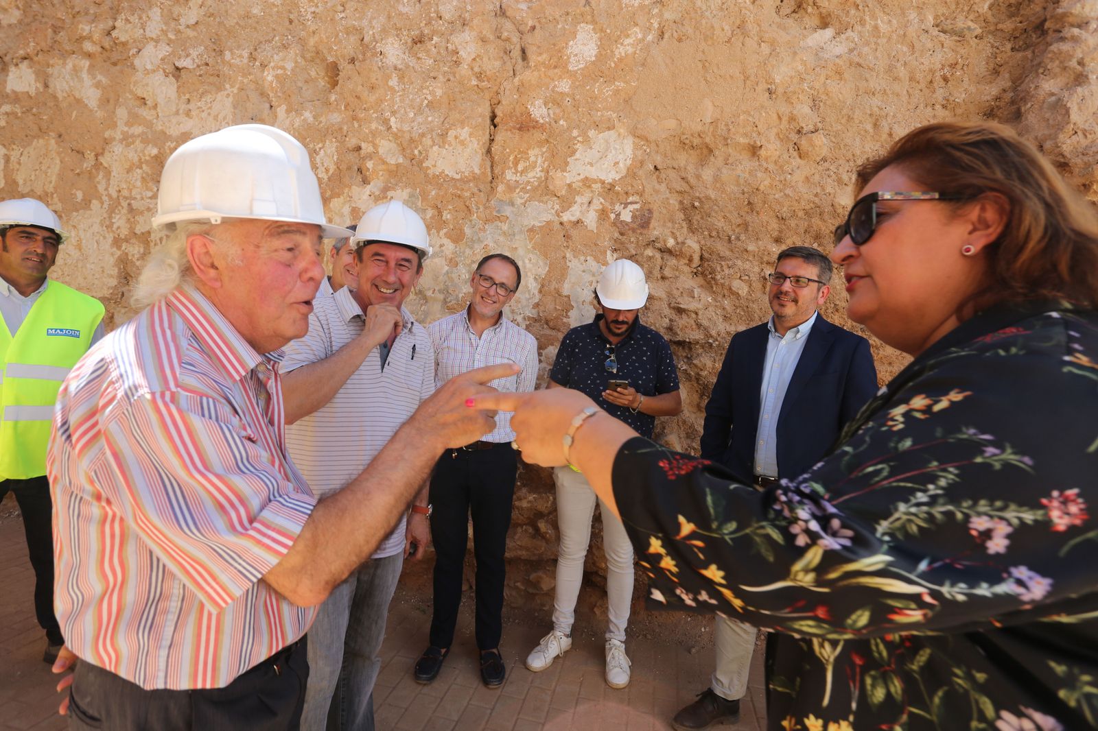 Visita de autoridades a las obras de restauración de la Barbacana de Niebla en imágenes