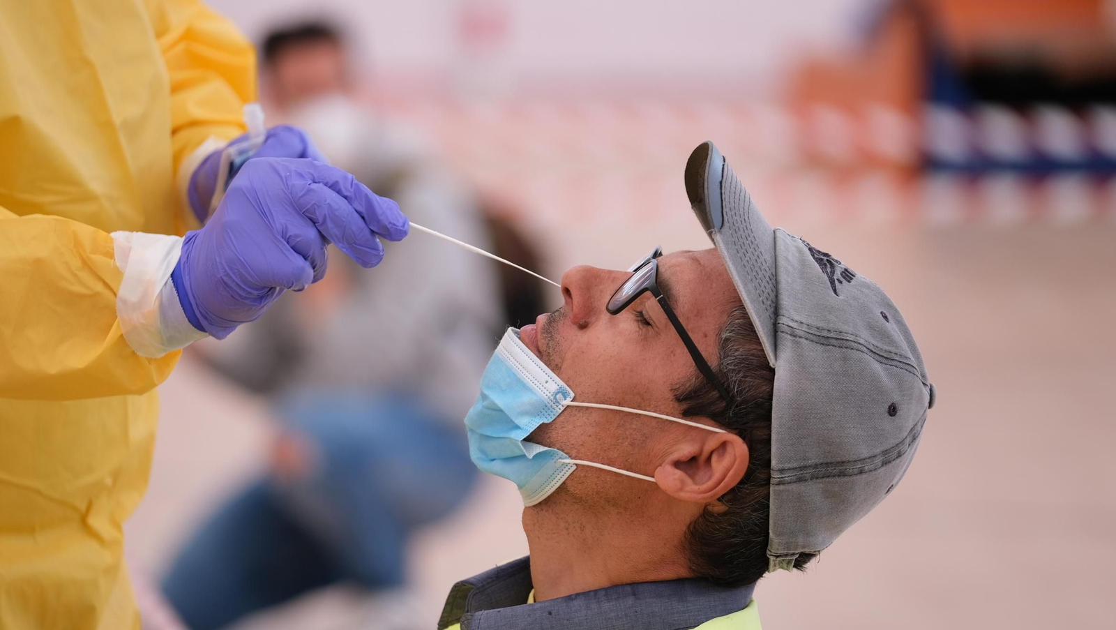 Un vecino de Los Gallardos se somete al test  de antígenos en el cribado realizado el pasado 26 de octubre.