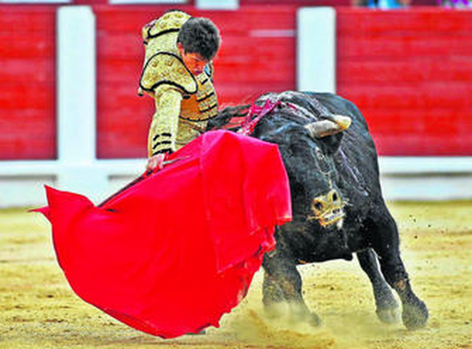 El diestro sevillano Daniel Luque, en un derechazo a su primer toro.