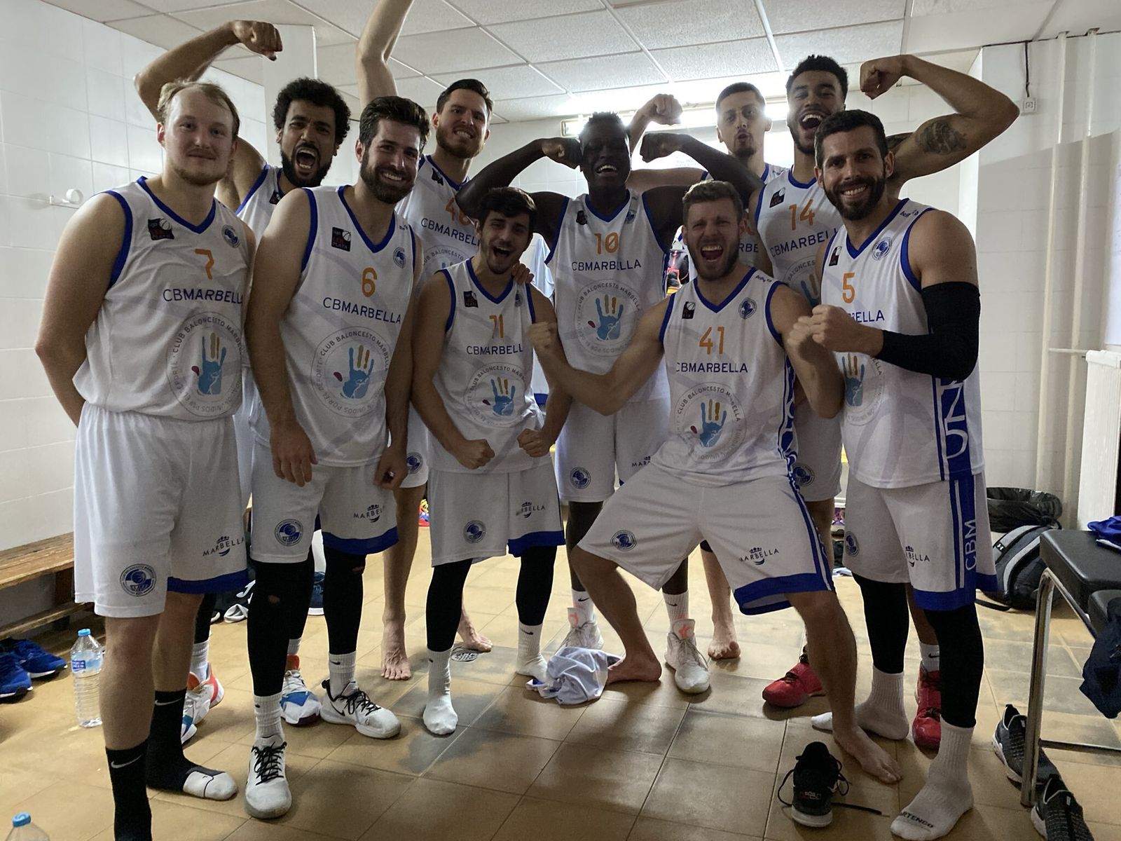 Los jugadores del equipo malagueño celebran el pase a cuartos de final.