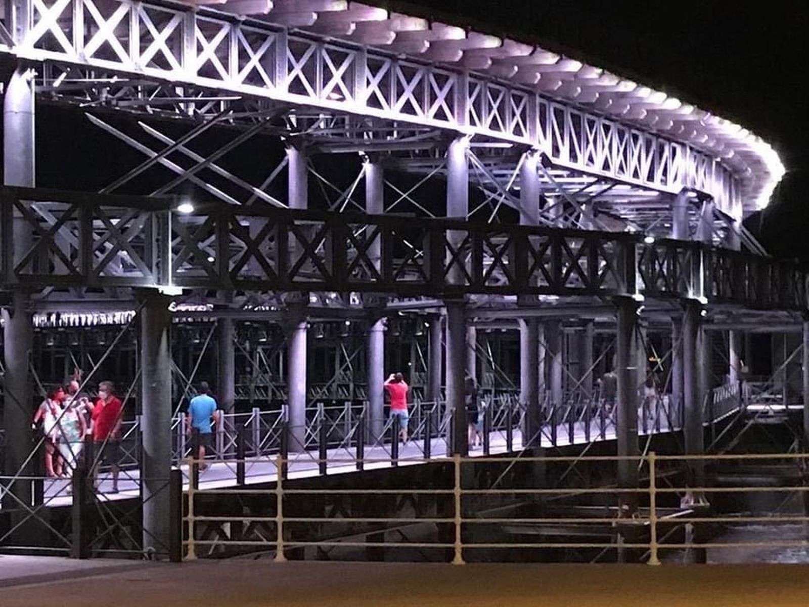 El Muelle del Tinto cambiará la tonalidad de sus iluminaciones.