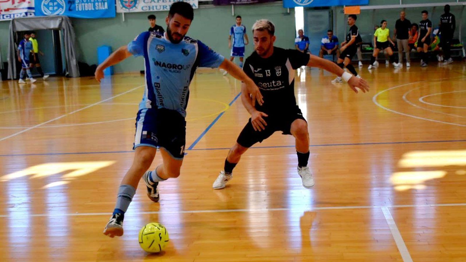 El almeriense Cola intenta sortear la presión de un rival durante el encuentro de la primera vuelta.