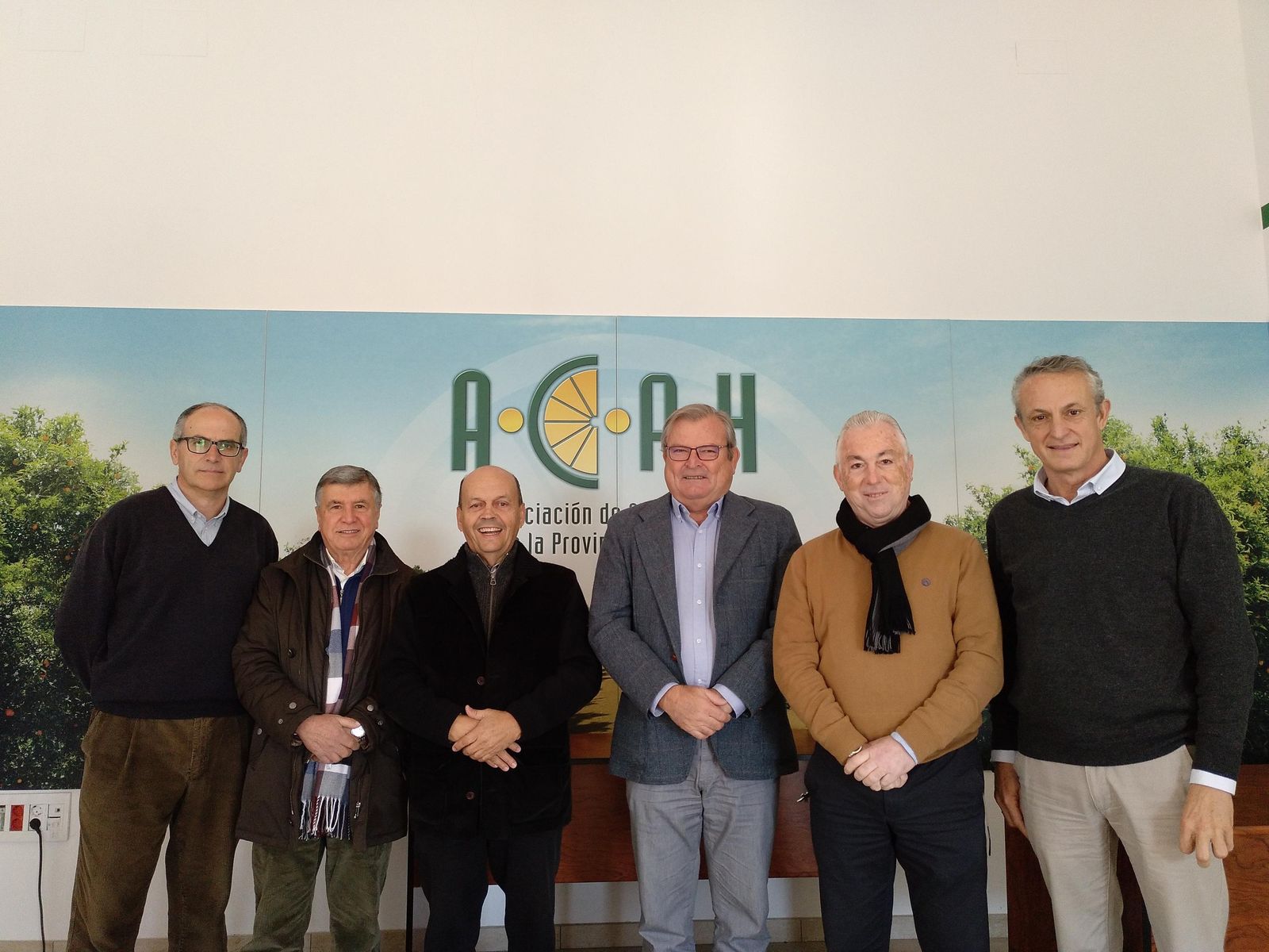 El presidente de la asociación citrícola con los regantes.