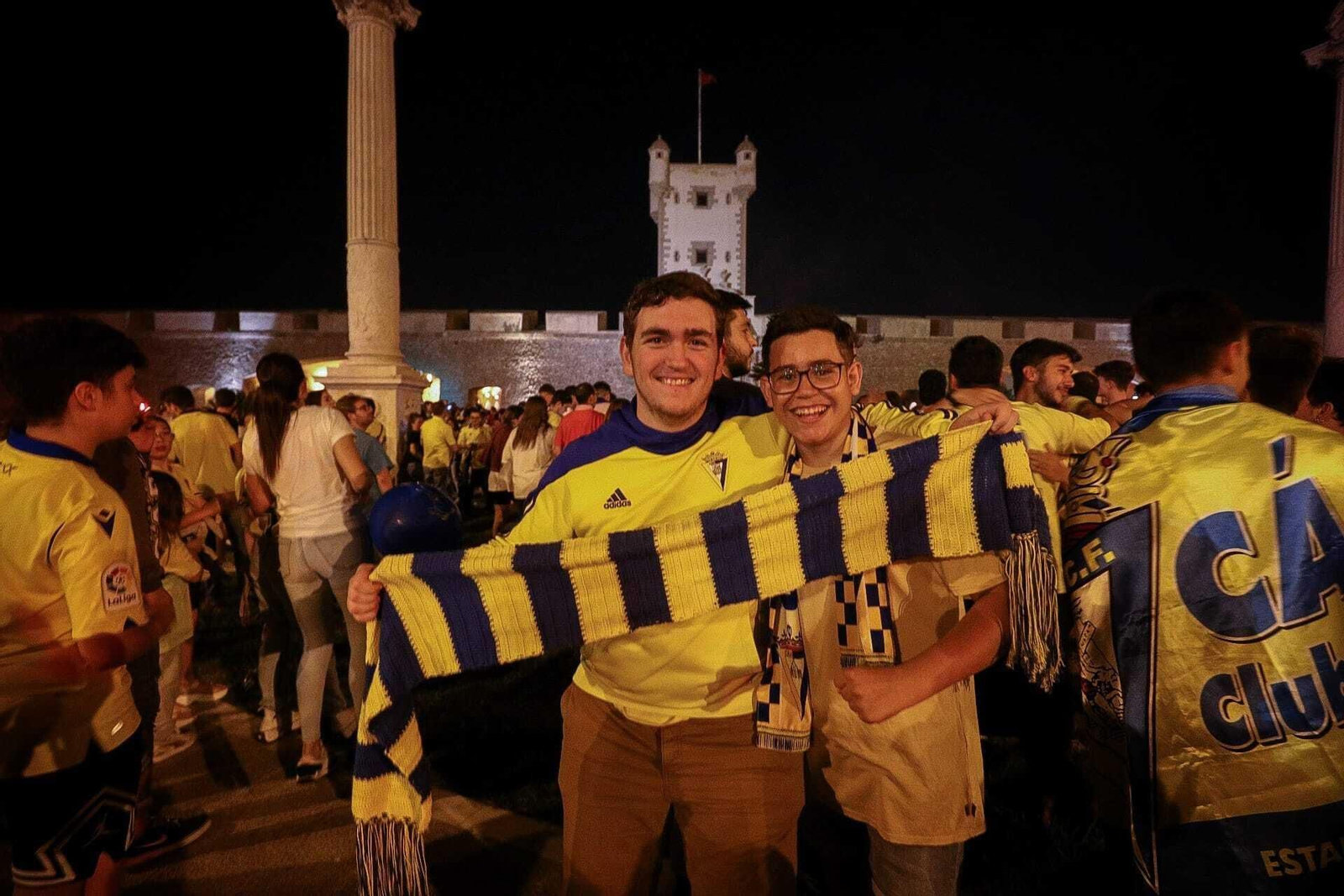 Aficionados del Cádiz celebran la permanencia en Puertas de Tierra.