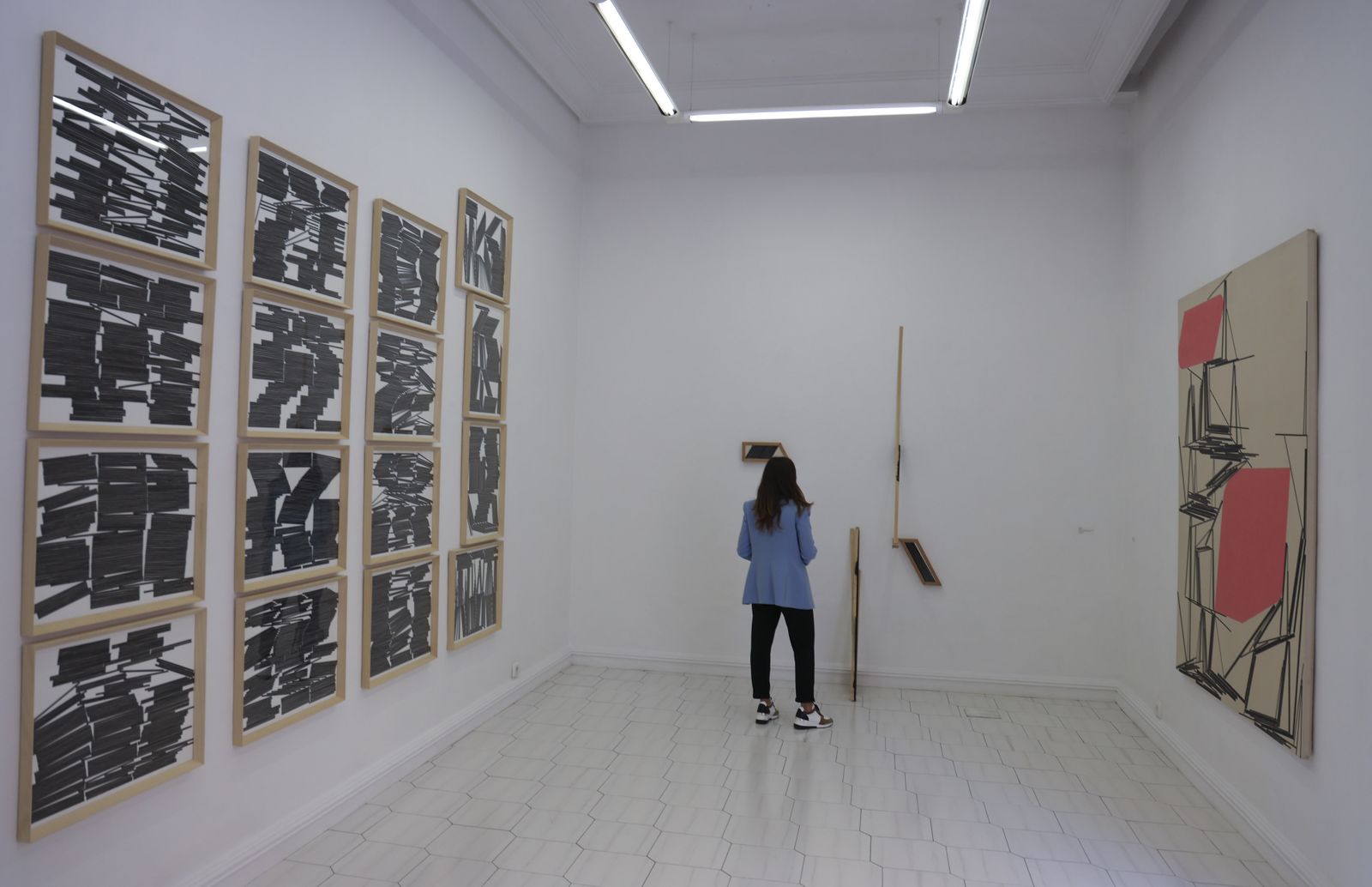 La serie 'Pesares' y otras dos obras de la muestra 'Una razón de peso', de Chico López.