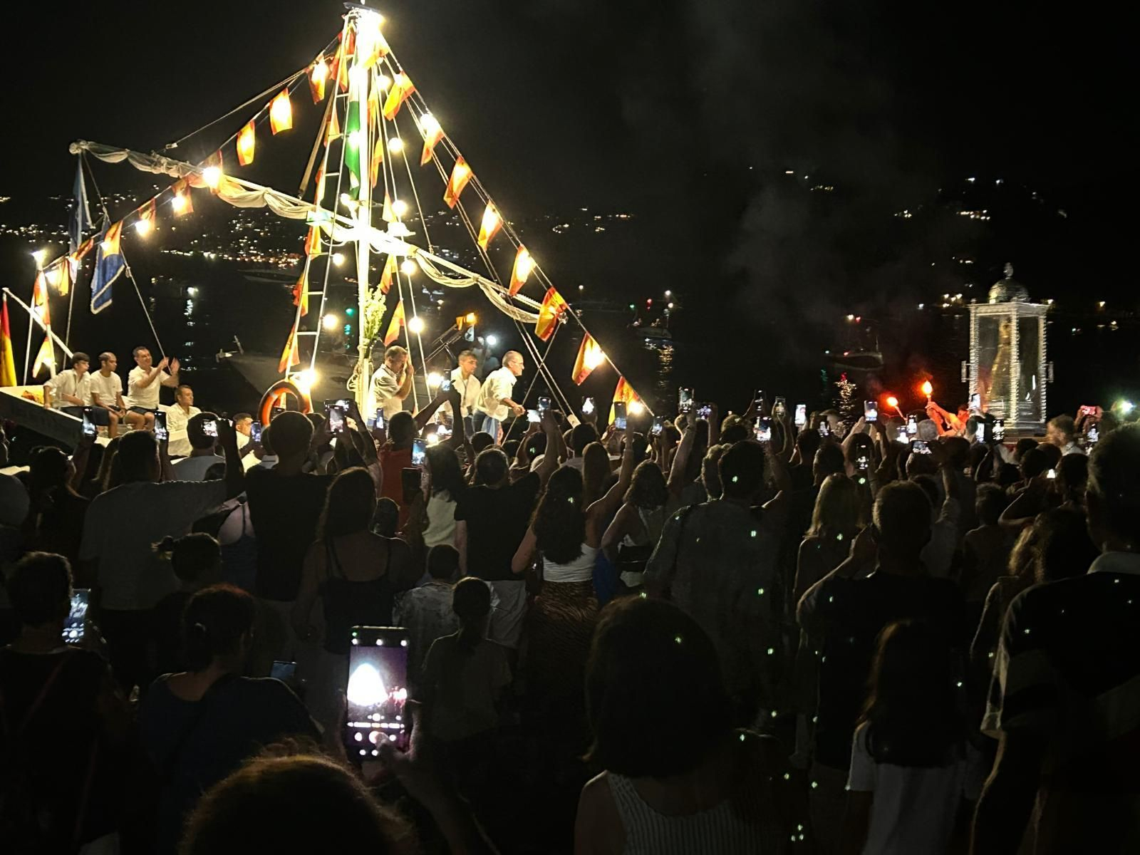 Fotos | Finalizan las fiestas de Almuñécar con mucho ritmo, luces y procesiones
