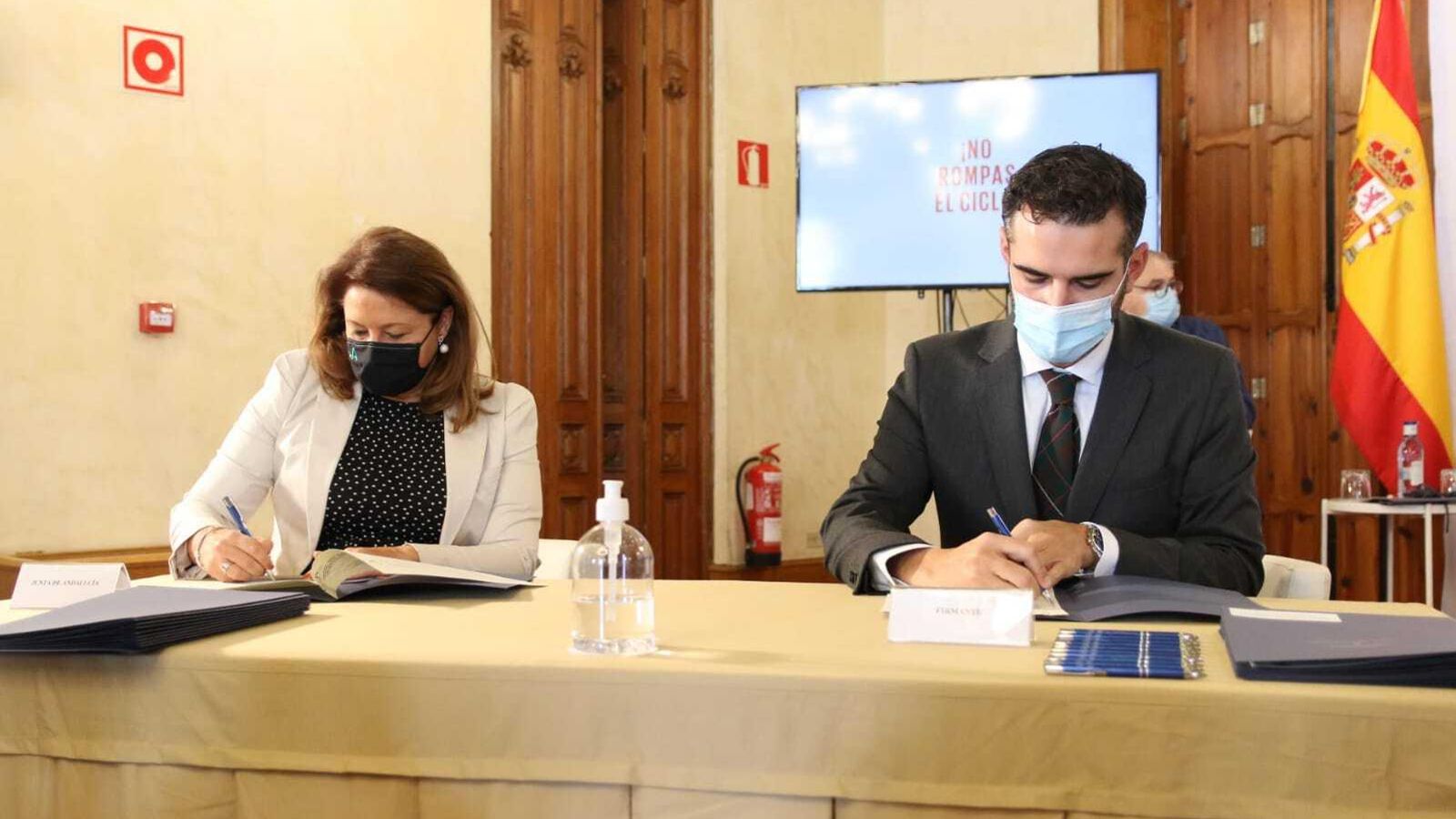 Carmen Crespo y Ramón Fernández-Pacheco firmando por el Compromiso Blanco