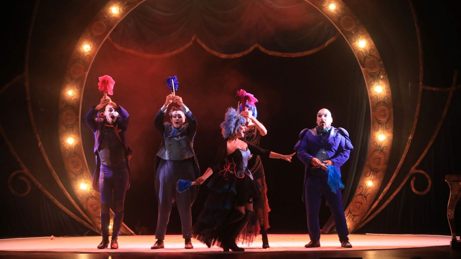 Puesta en escena de The Opera Locos en el Teatro de las Cortes de San Fernando.