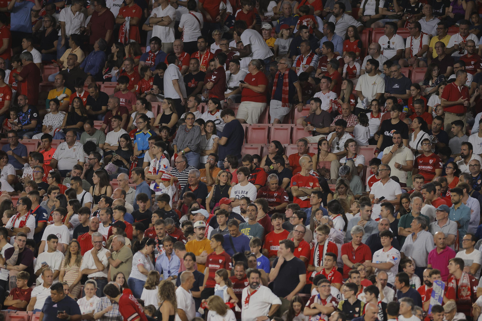 Búscate en las fotos del Sevilla-Rayo