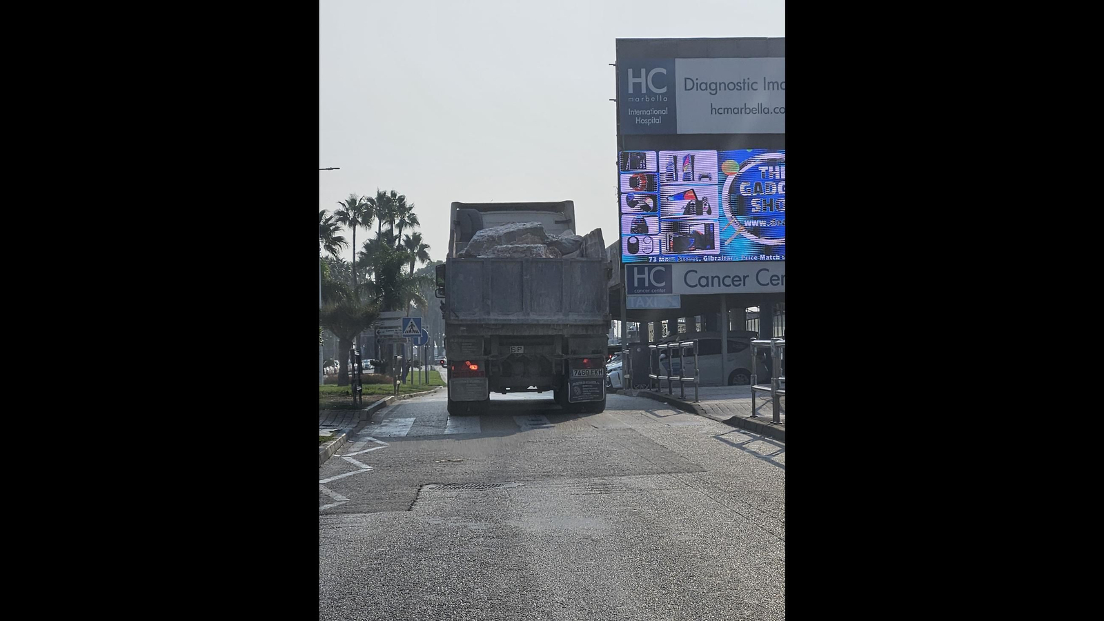Un camión con una carga de piedras entra en Gibraltar, este lunes por la mañana.