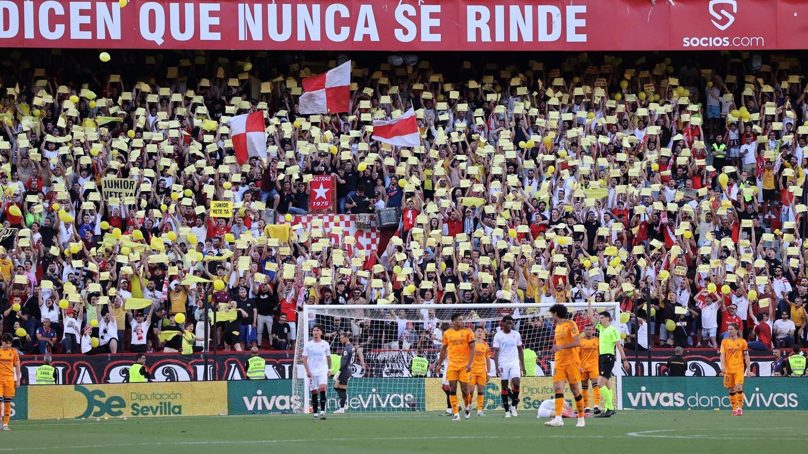 Imagen de la protesta en Gol Norte durante el Sevilla-Real Madrid.