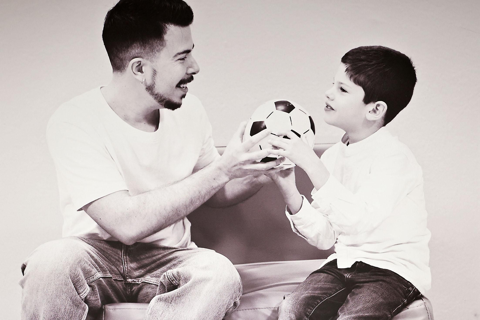 Inauguración de la exposición '25 Años, Infinitas historias auténticas' de Autismo Huelva Ánsares