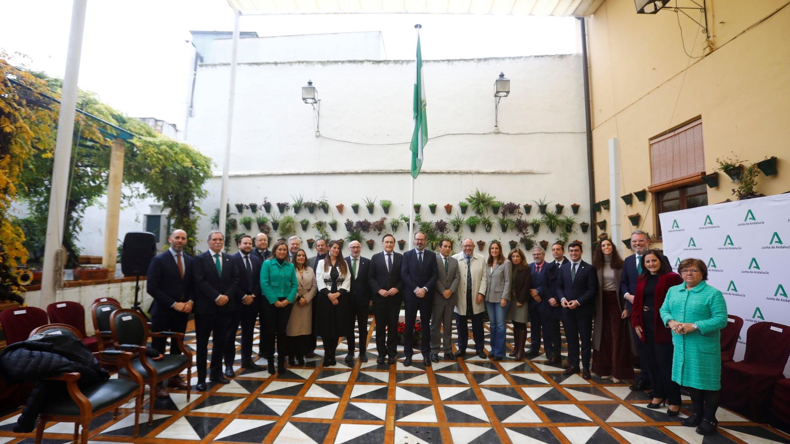 Delegado de la Junta y representantes institucionales. Delegado de la Junta y representantes institucionales.