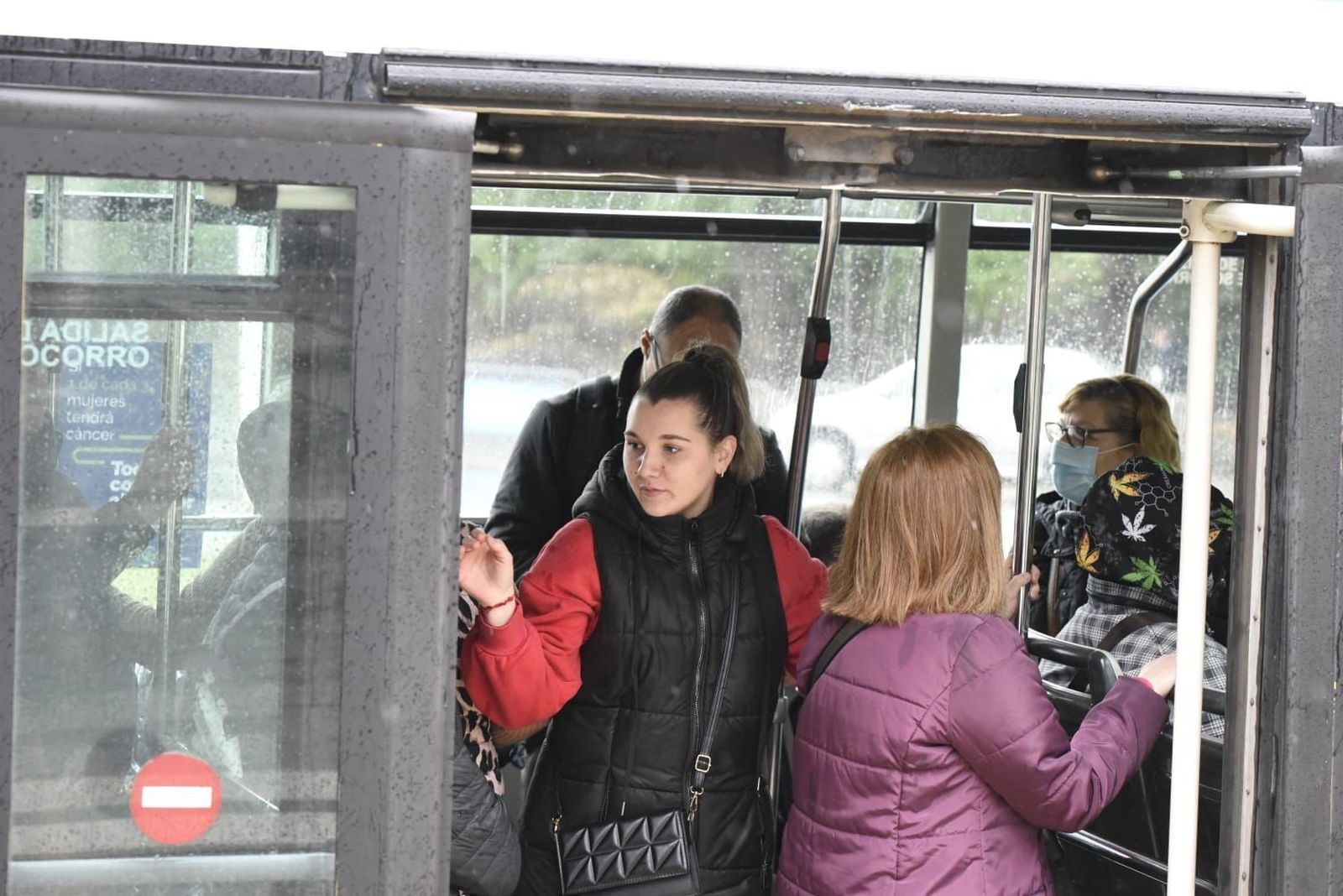 Los onubenses discrepan sobre la obligatoriedad de las mascarillas en el transporte público