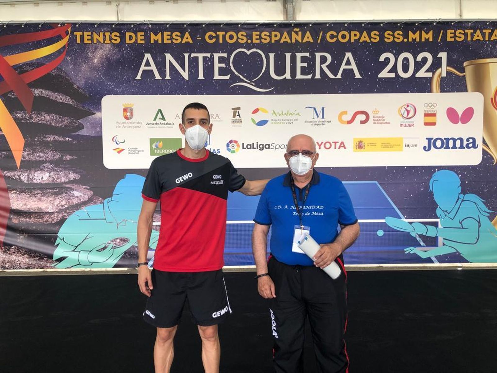 Álvaro Robles, en Antequera con Leopoldo Mata, su entrenador en la AD Hispanidad.