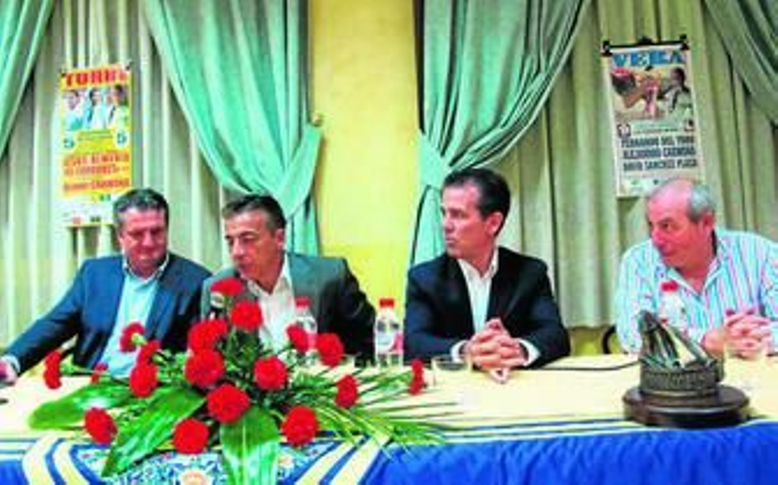 Juan de la Cruz Belmonte, Fernando Galindo, Juan José Gimeno Mora y Pedro López en la charla con los aficionados.