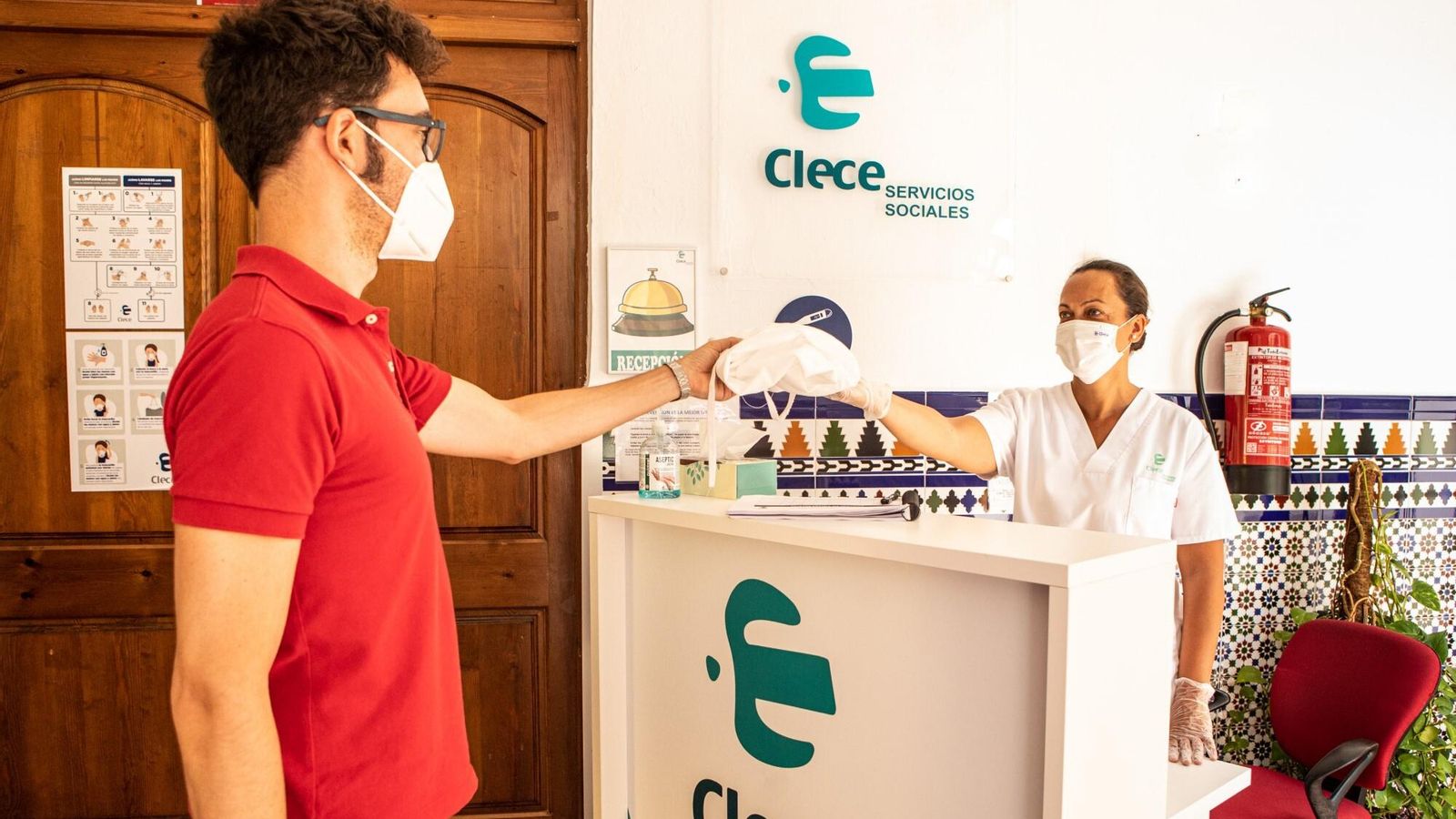 Entrega de equipo de protección a familiar a la llegada de la residencia.