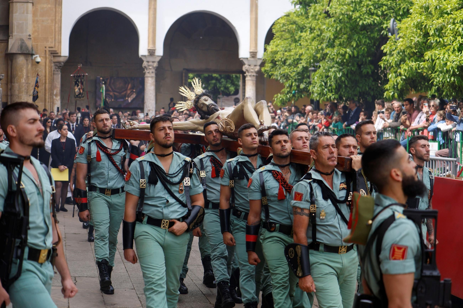 El vía crucis de la Caridad con la Legión en el Viernes Santo de Córdoba, en imágenes