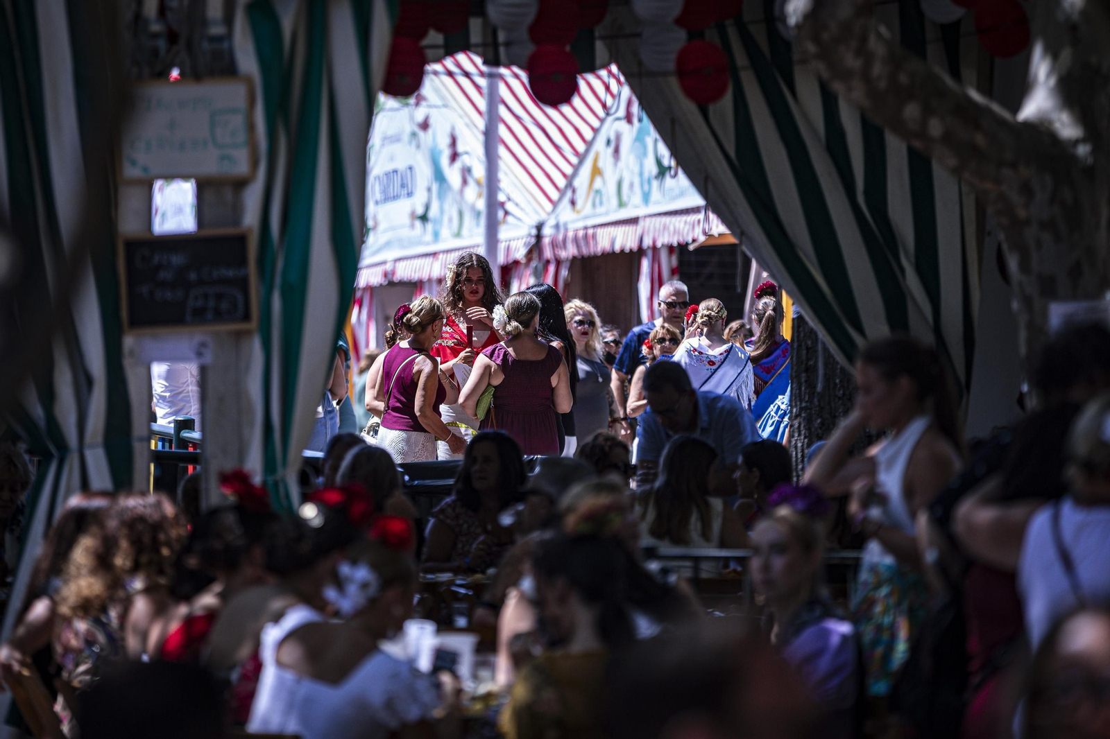 Búscate en las imágenes del Día de la Mujer de la Feria del Carmen y de la Sal de San Fernando
