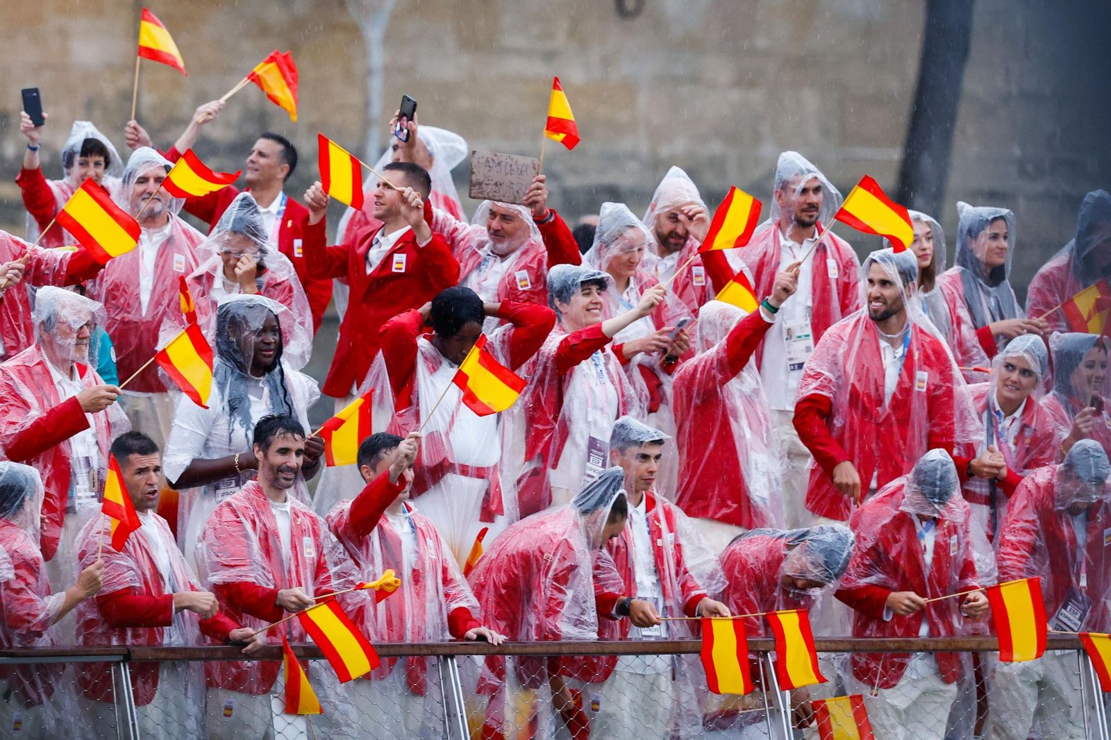 La delegación española recorre en barco el Sena durante la Ceremonia de Apertura de los Juegos Olímpicos de París.