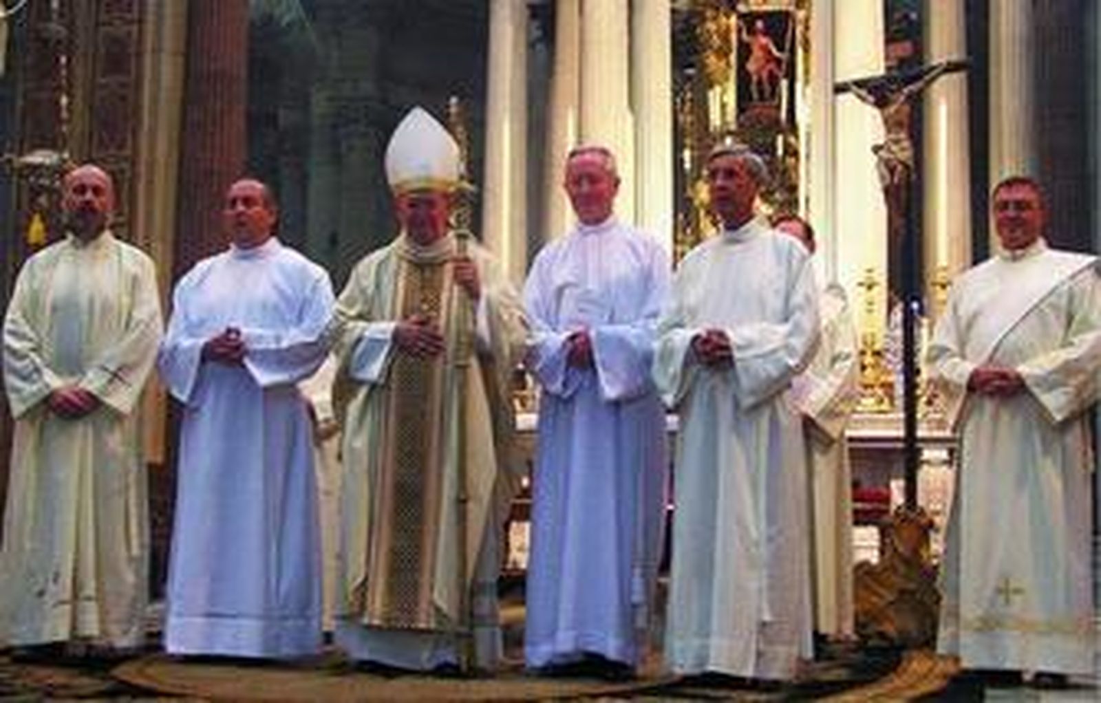 Monseñor Antonio Ceballos con los nuevos candidatos al diaconado permanente.