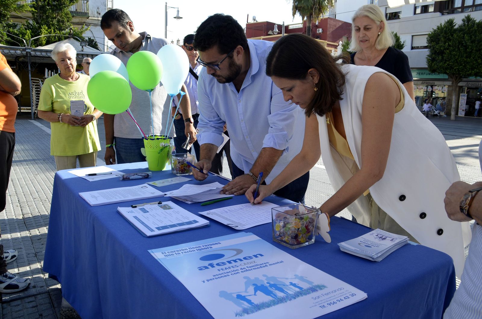 Cavada y Jaime Armario, en la plaza del Rey, con Afemen.