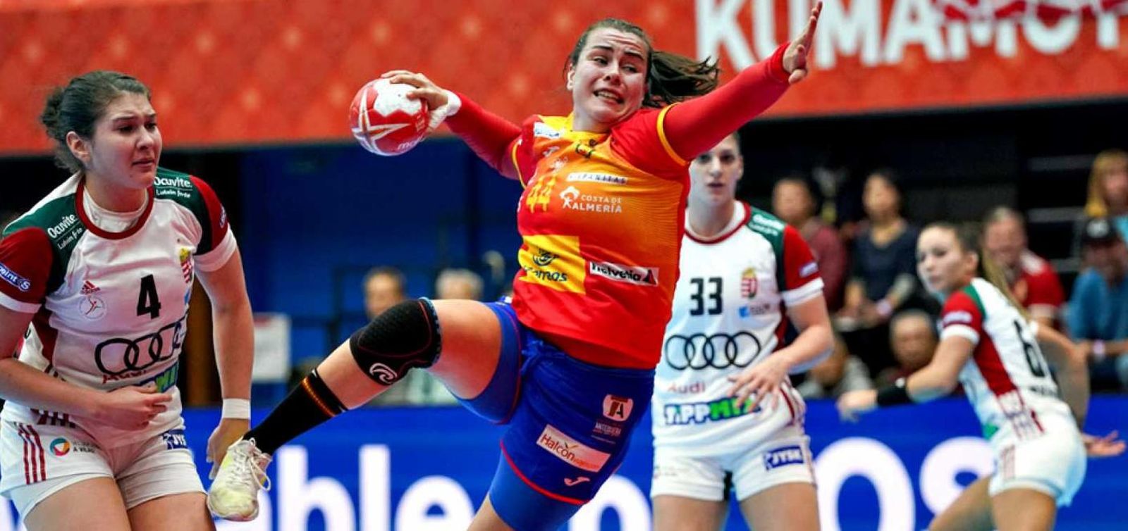 Un tiro de la selección de balonmano femenino.