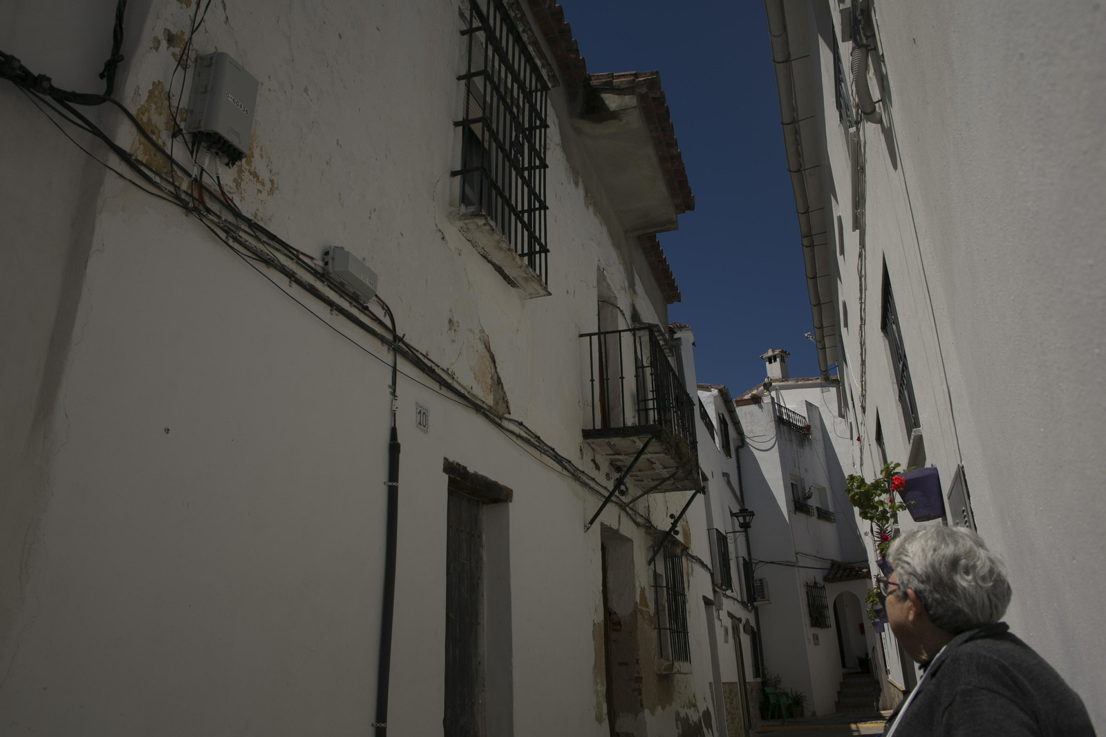 Una mujer en una calle desierta de Benarrabá.