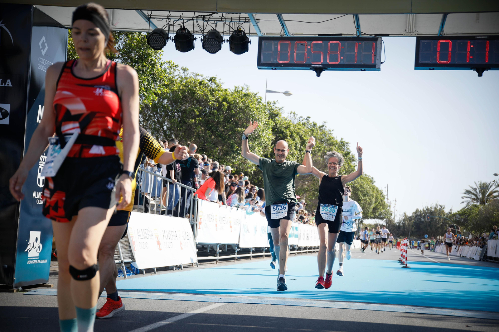 Imágenes de la llegada de la Media maratón Ciudad de Almería