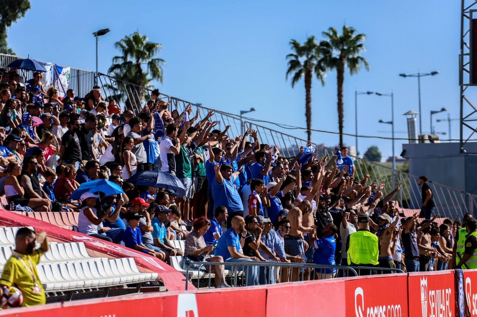 Aficionados del Xerez DFC, en el Jesús Navas de Sevilla. Aficionados del Xerez DFC, en el Jesús Navas de Sevilla.