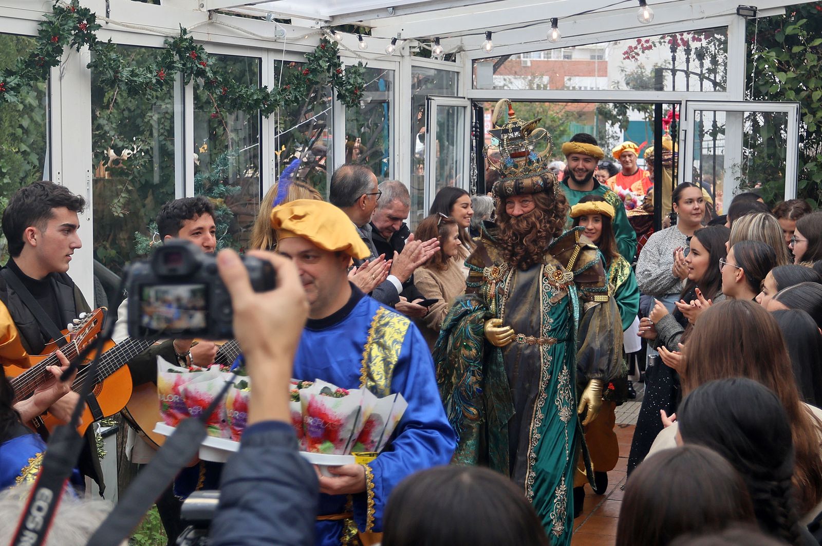 Reyes Magos de Huelva 2025: Imágenes de la visita a la Residencia María Nazaret